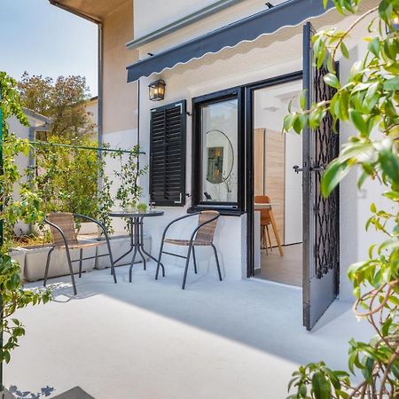 3 Minutes From The Beach: Lovely Studio Apartment พูลา ภายนอก รูปภาพ