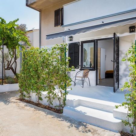 3 Minutes From The Beach: Lovely Studio Apartment พูลา ภายนอก รูปภาพ