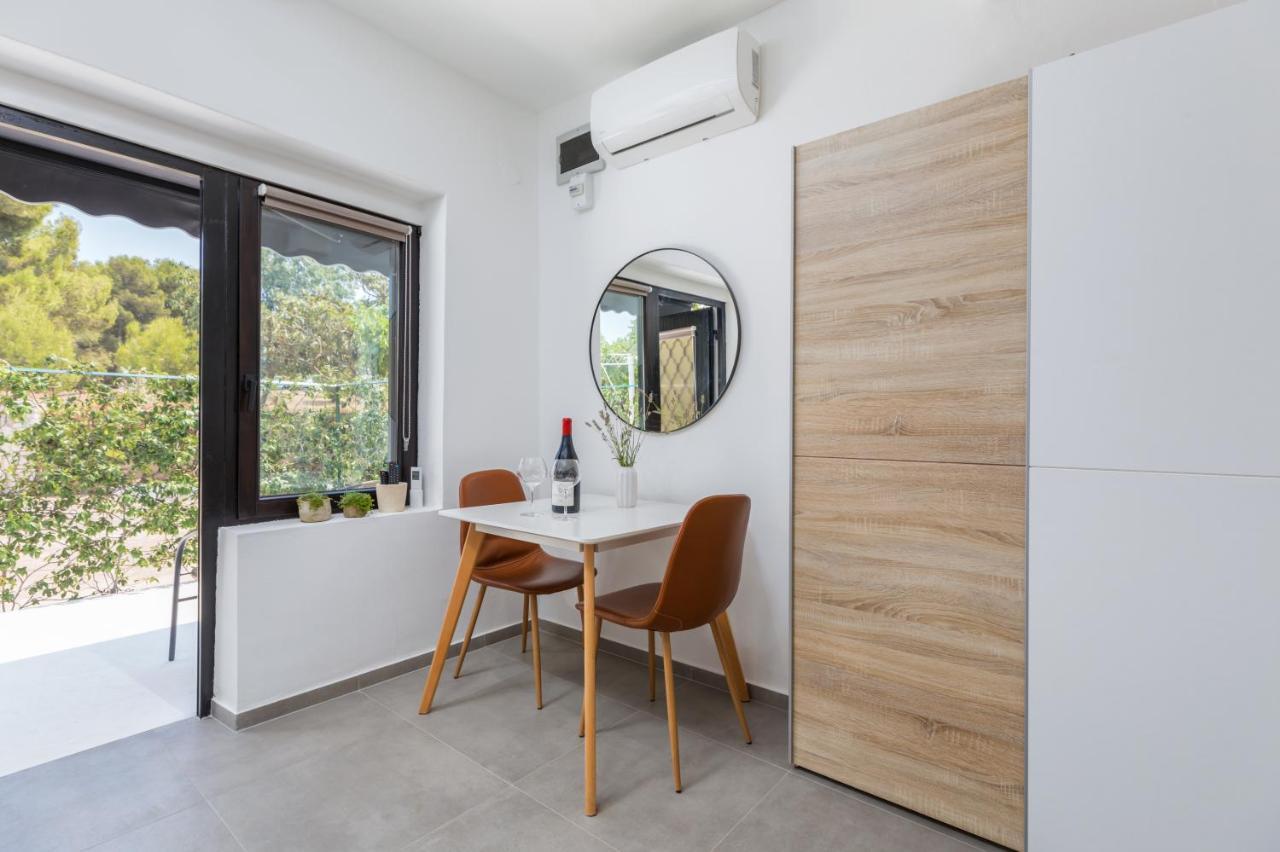 3 Minutes From The Beach: Lovely Studio Apartment พูลา ภายนอก รูปภาพ
