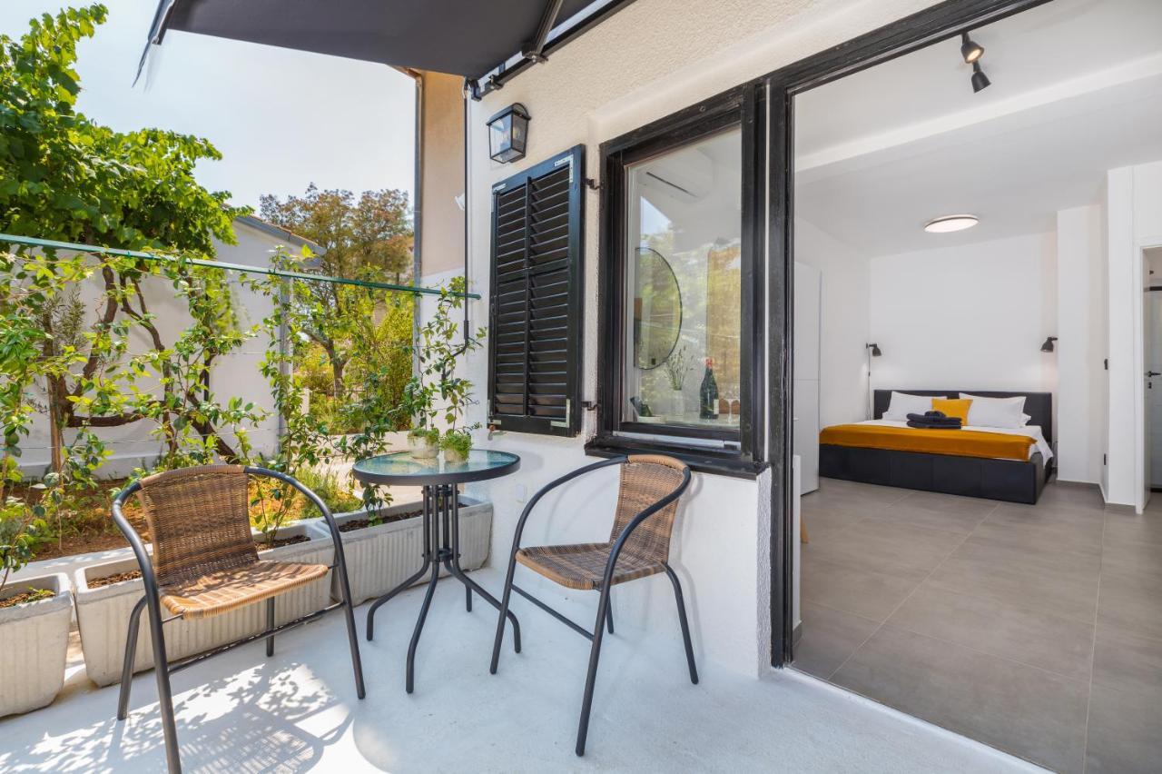 3 Minutes From The Beach: Lovely Studio Apartment พูลา ภายนอก รูปภาพ