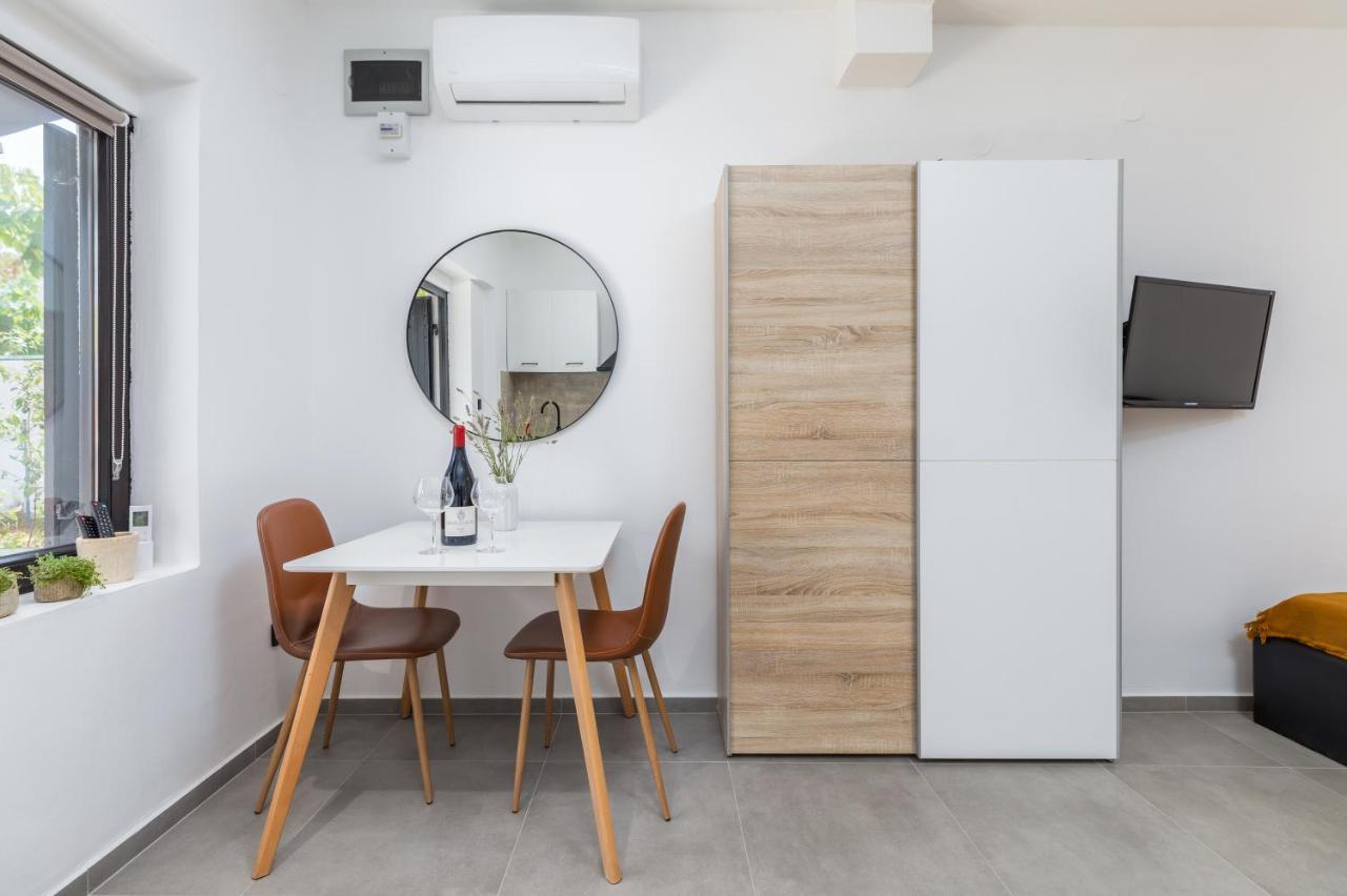 3 Minutes From The Beach: Lovely Studio Apartment พูลา ภายนอก รูปภาพ