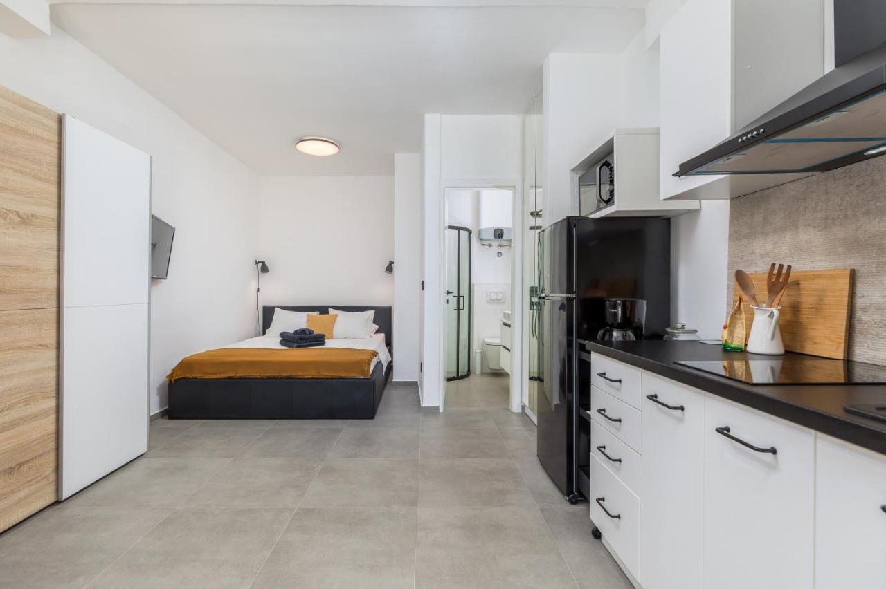 3 Minutes From The Beach: Lovely Studio Apartment พูลา ภายนอก รูปภาพ
