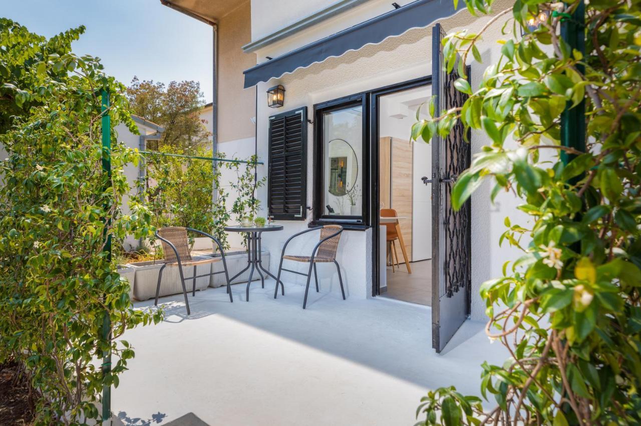 3 Minutes From The Beach: Lovely Studio Apartment พูลา ภายนอก รูปภาพ