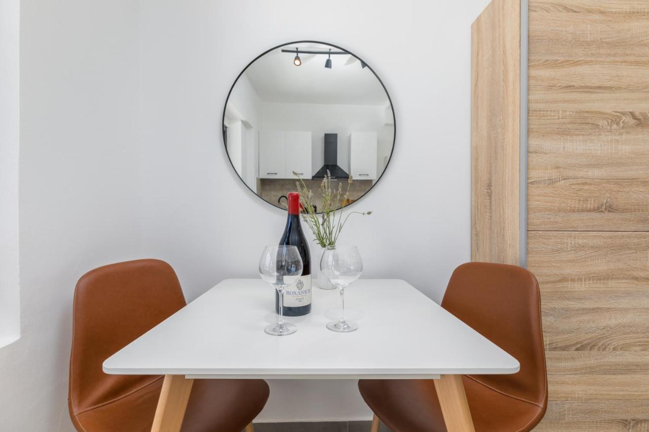 3 Minutes From The Beach: Lovely Studio Apartment พูลา ภายนอก รูปภาพ