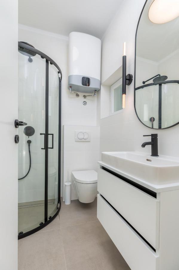 3 Minutes From The Beach: Lovely Studio Apartment พูลา ภายนอก รูปภาพ