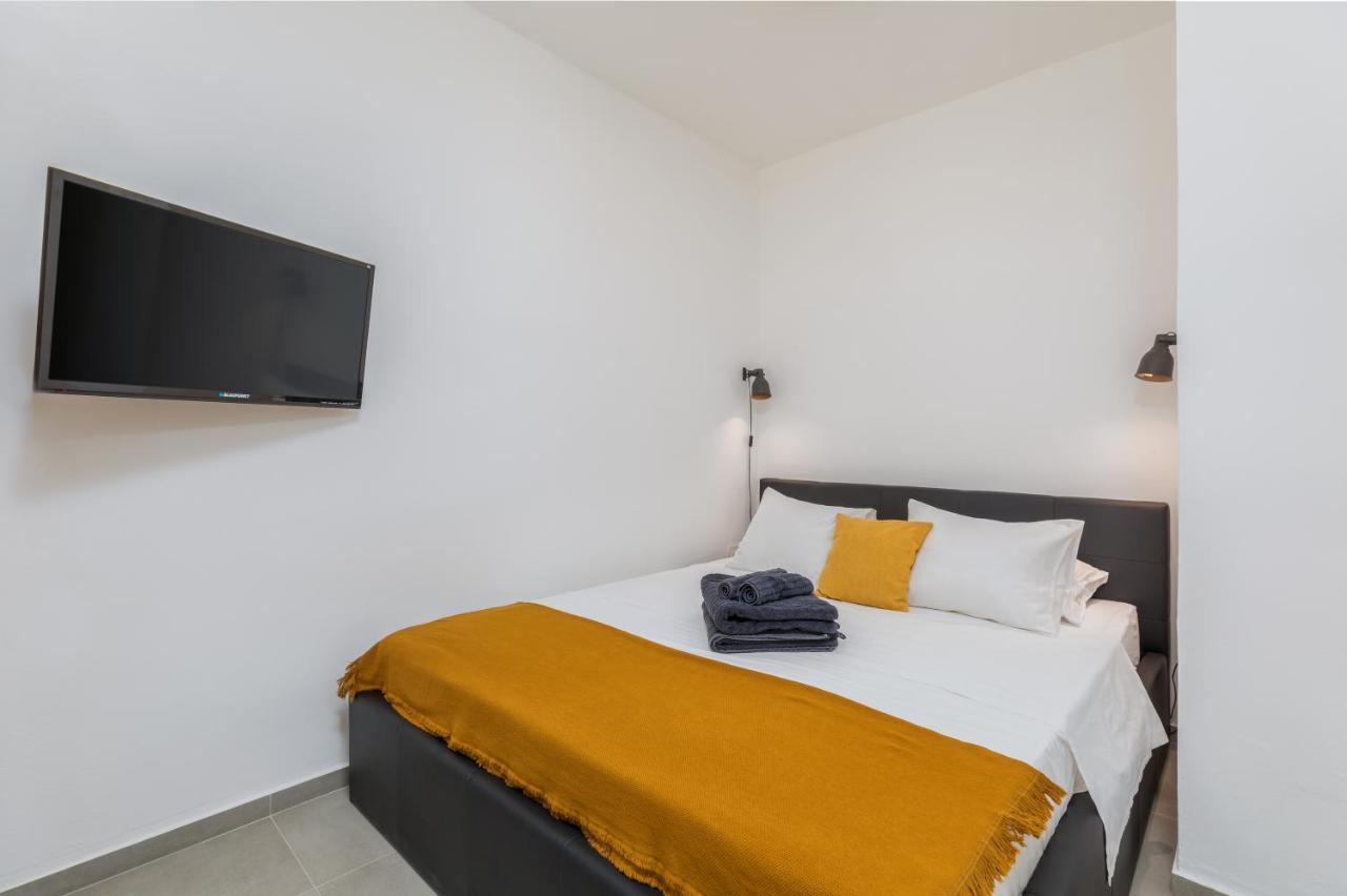 3 Minutes From The Beach: Lovely Studio Apartment พูลา ภายนอก รูปภาพ