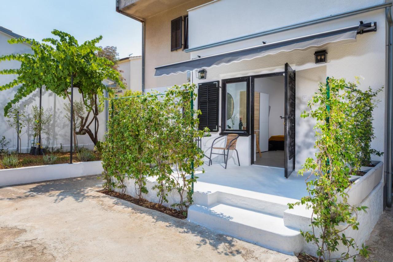3 Minutes From The Beach: Lovely Studio Apartment พูลา ภายนอก รูปภาพ